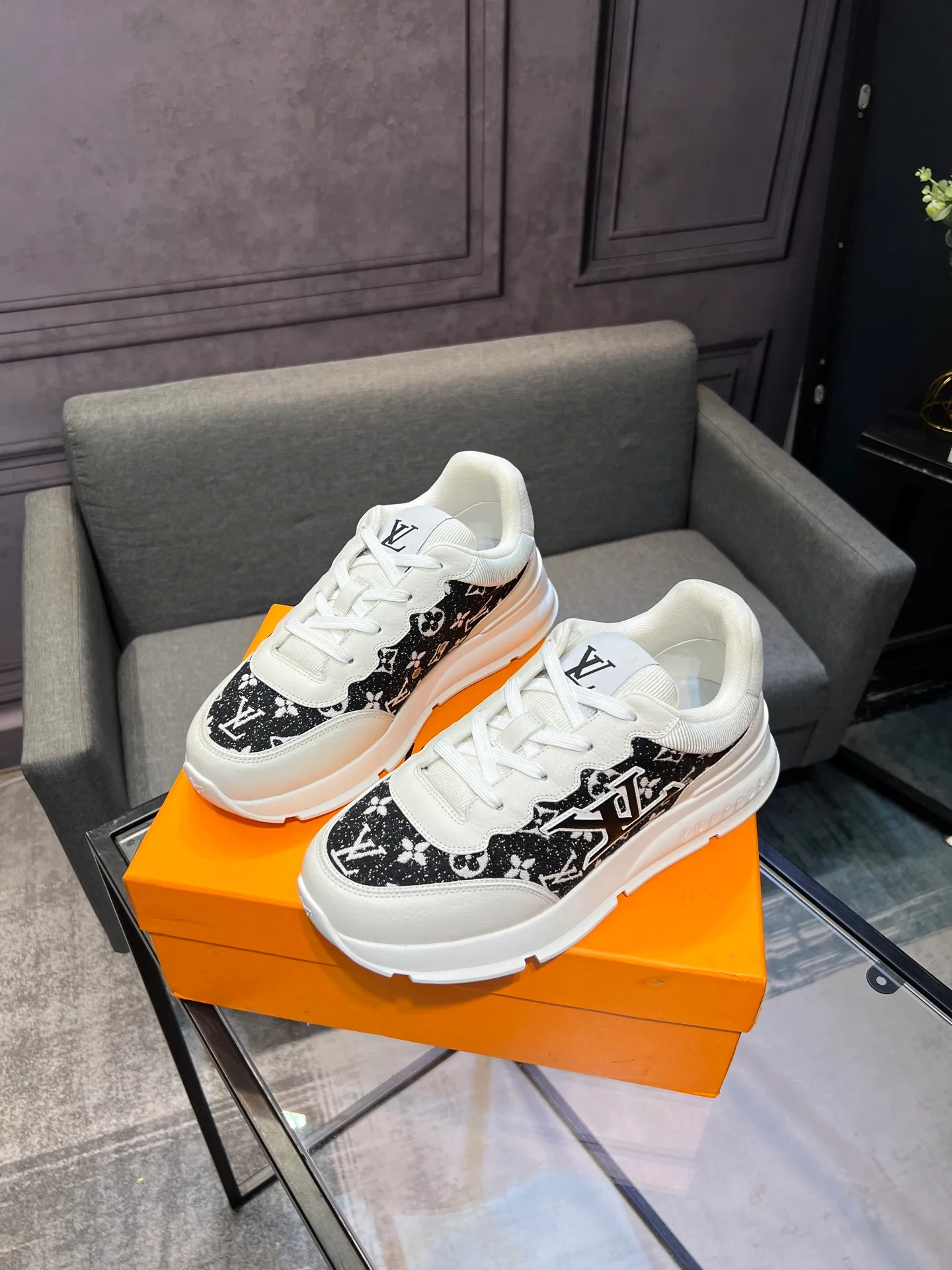 Men's shoes 💰640 LV | Louis Vuitton 2025𝐬𝐬 New spring and summer styles for couples, men's styles come out first. The counter features the latest casual shoes. Hard goods are new🆕 ❥Purchase level! Full of high-end feel! A popular model among bloggers at home and abroad, it’s retro and fashionable and looks amazing on your feet! Wear a lot of happiness! Mainly recommended model on the official website★ ▪️Upper: Original custom-made imported calfskin fabric ▪️Inner lining: breathable gauze imported from Italy ▪️Outsole: rubber foam ➕tpu high-end outsole ▪️Shoe size: 36-44 (customized for 45 and 46)
